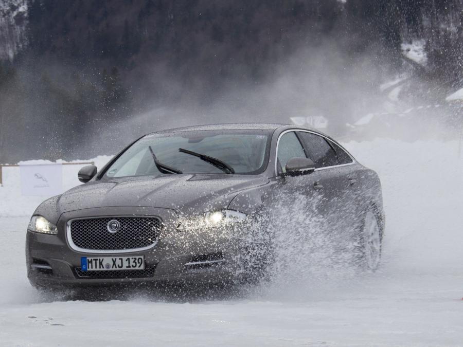 Jaguar XJ AWD 2012 года  (фото 3 из 15)